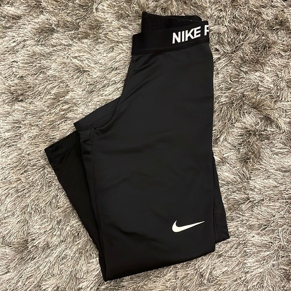 Nike Pants - Nike Pro Capri Pants